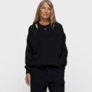 czarny-sweter-z-dekoltem-w-serek-01-galeria