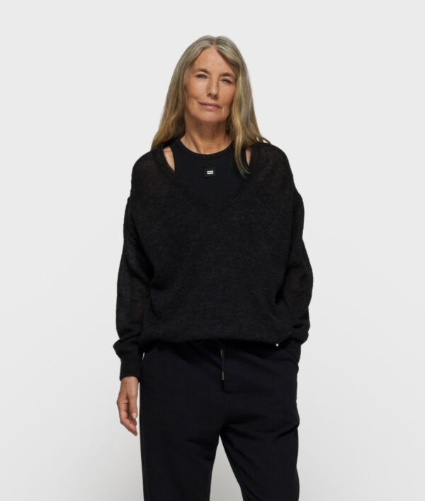 Czarny sweter z dekoltem w serek