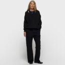 czarny-sweter-z-dekoltem-w-serek-03-galeria