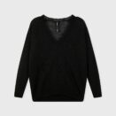 czarny-sweter-z-dekoltem-w-serek-04-galeria