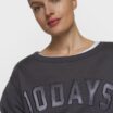 krotka-bluza-o-efektownym-kroju-02